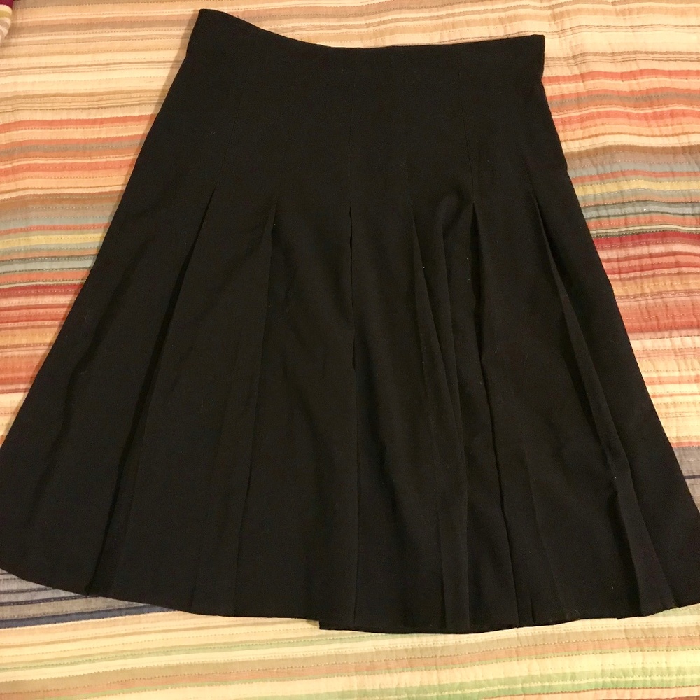 Larry Levine Size 6 knee length black skirt
